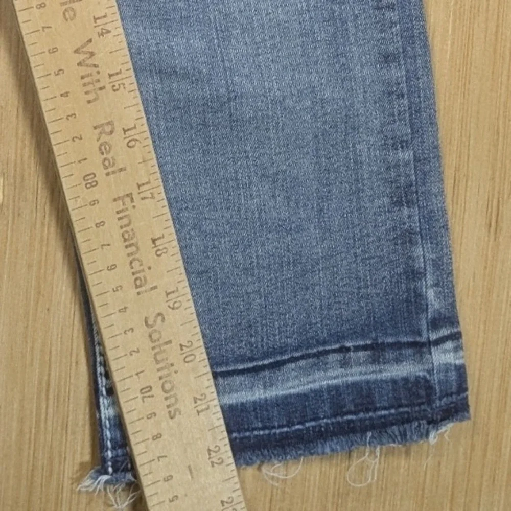 Maurices Jeans Womens 1/2 Blue Denim‎ Low Rise Y2K Cropped Frayed Hem